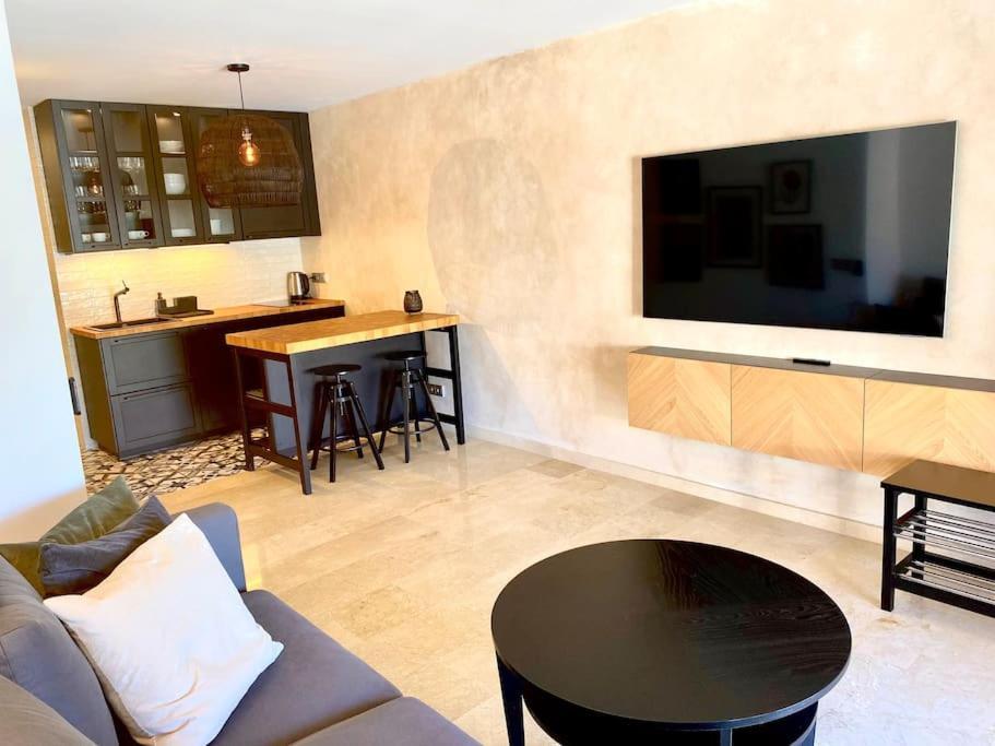 Stylish & Modern 1 Bedroom Suite On Frontline Of Playa Del Duque Costa Adeje  Bagian luar foto